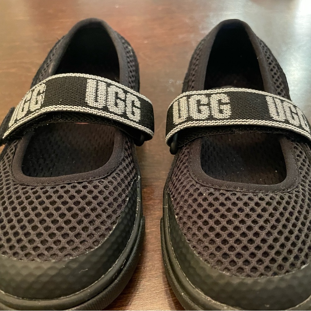 Ugg skimmer shoes new without tags